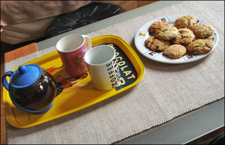 une assiette de cookies chauds et deux tasses de thé